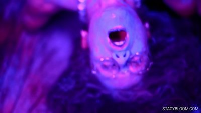 Mwana anoita bonhora pakhamera uye anozviunza kune orgasm.